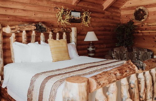 Tropic Cabin | Cabin with King Bed at Bryce Canyon Log Cabins