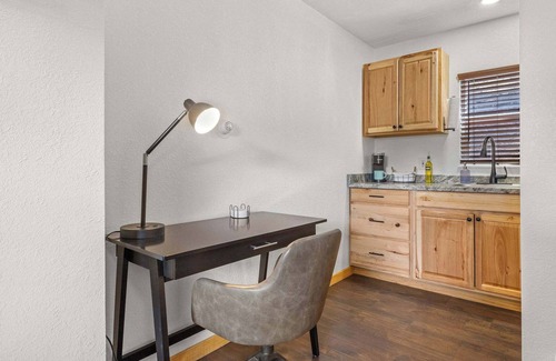 Estes Park Apartment | Cabin15 - King bed! Hotel Style Unit