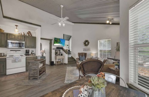 Fredericksburg House | Cactus Flower Lodge-20 min to Downtown-starlit Sky Views