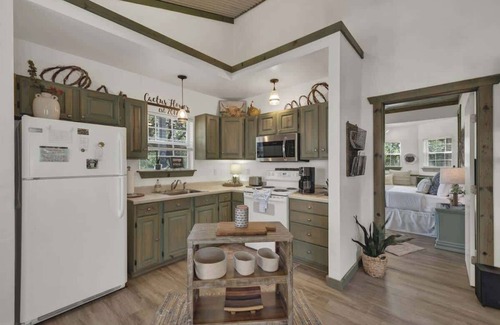 Fredericksburg House | Cactus Flower Lodge-20 min to Downtown-starlit Sky Views
