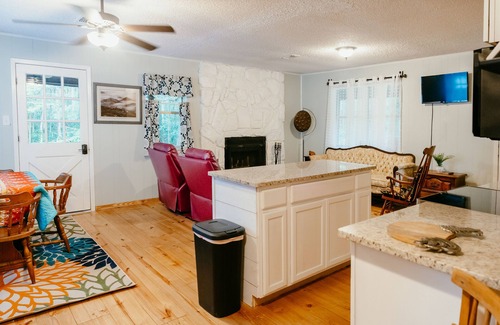 Jefferson House | Caddo Charm | 2/2 Sleeps 6 | RV Hook-Ups | Full Kitchen & Grill