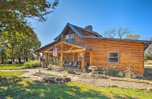 Durant Cabin | Caddo Log Cabin Retreat w/ Updated Interior!