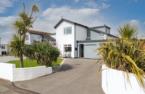 Rhosneigr House | Cae Cloc: 3-Bed Coastal Home in Rhosneigr | Managed by Anglesey Holiday Lettings