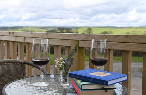 Llanfair Caereinion Cottage | CAE DAFADD, romantic, with hot tub in Llanfair Caereinion