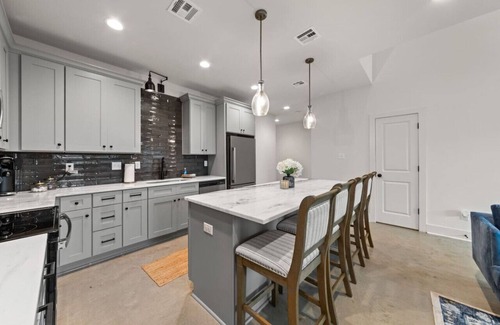 Lafayette House | Cajun French House*2 King Beds*Fast Wi-Fi*Garage