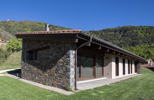 Bruguera House | Cal Sadurní, Casa de diseño en la falda de la montaña del Taga