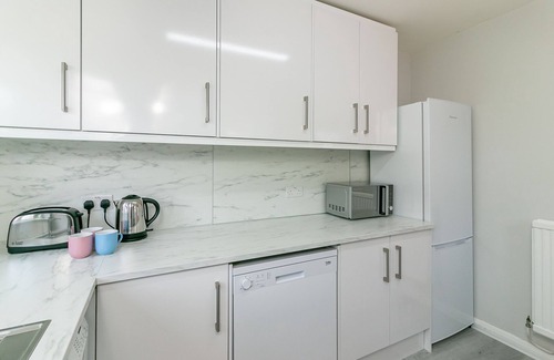 Arbury House | Cambridge 4 bed house. Sleeps 6. Parking &Terrace. 20min walk into town.