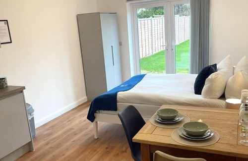 Cambridge House | Cambridge Studios & Suites by Tas Accomm