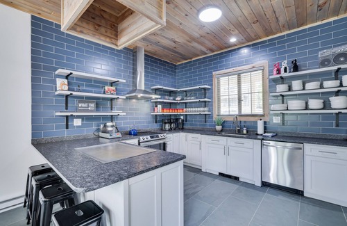 Tannersville Cabin | Camelback Ski House at camelback POCONOS jacuzzi and Sauna