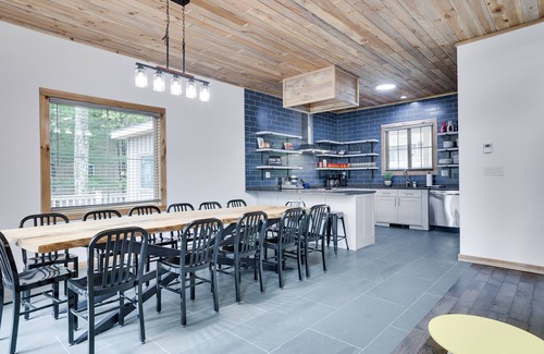 Tannersville Cabin | Camelback Ski House at camelback POCONOS jacuzzi and Sauna