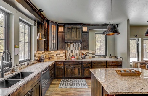 Cascade House | Camp 95 - Stunning Mountain Home - 4.5 Acres - Views - Hot Tub - Pet friendly - Private
