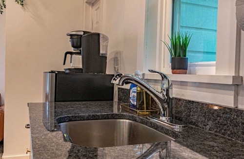 Lincoln Park House | Campfire Cottage: Fireplace, fire pit & no chores!