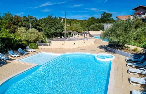 Castries House | Camping 3 étoiles - Piscine - ccbbh0c