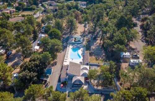 Mondragon House | Camping 3 étoiles - Piscine - eebeb0