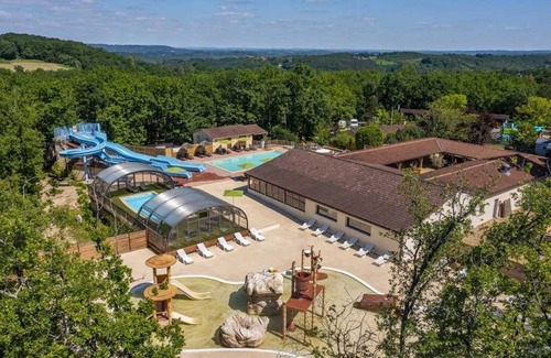 Castelnaud-la-Chapelle House | Camping 4 étoiles - Piscine - eeieab