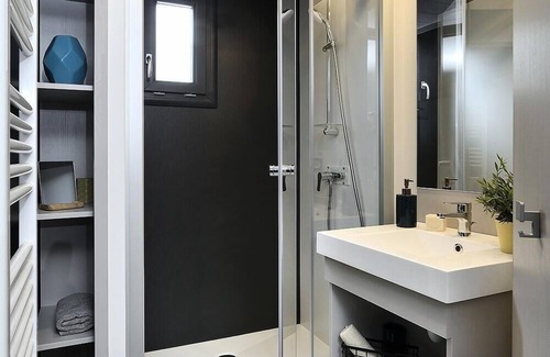 Le Bourg-d'Oisans House | Camping Le Château de Rochetaillée* - Luxury Premium 3-room Family Chalet for 4 people Air-conditioned Jacuzzi Mountain View