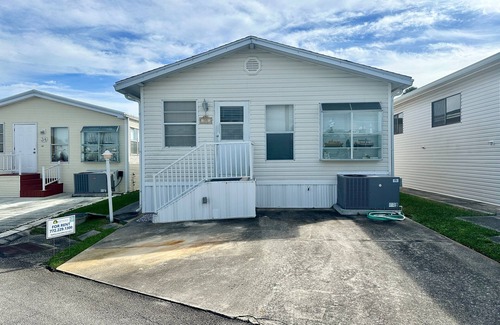 Hutchinson Island South House | Canal front 2 BR 1.5 BA beach bungalow!