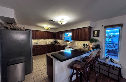 Galveston House | Canal-Front Fishing & Beach Home -Large Kitchen and Outdoor Spaces - Sleeps 10+