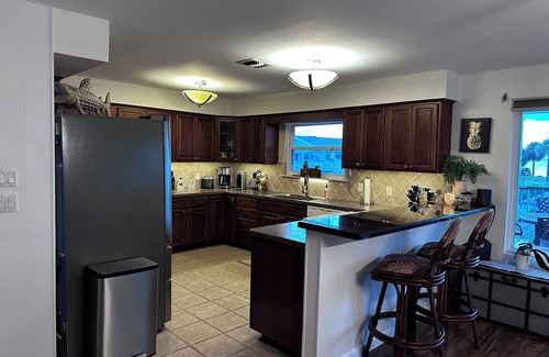 Galveston House | Canal-Front Fishing & Beach Home -Large Kitchen and Outdoor Spaces - Sleeps 10+