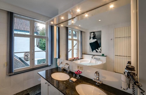 Historical Center Bruges House | Canalside House - Luxury Guesthouse