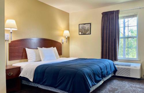 Blanco Hotel | Candlelight Inn & Suites Hwy 69 near McAlester