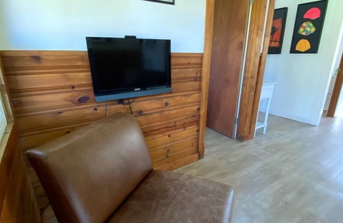 Three Rivers Cottage | Cannon Ball Cottage - Lakefront Cottages on Semi-private Lake, Beach, Boats, Fun
