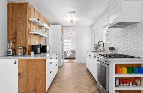 East Cesar Chavez Cottage | 'Canterbury Cottage' 1br 1ba -East Austin Getaway!