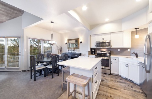 Redmond Hotel | Canyon Rim Retreat | 2 Units | Near Eagle Crest Golf