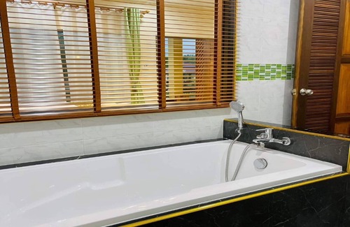 Ao Luek Hotel | Capital O 75518 Baan Rose Resort Ao Luk