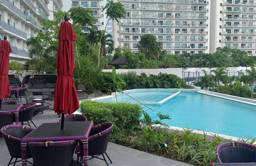 Bonifacio Global City Hotel | Capital O 950 AHM Suites at ACQUA