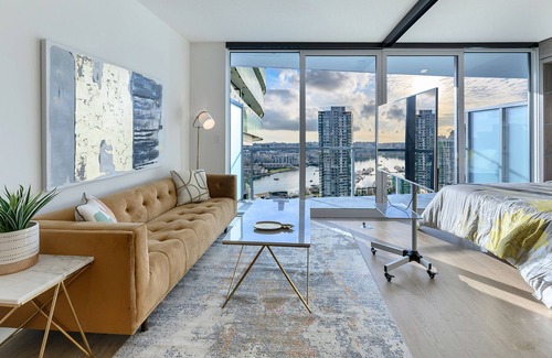 Central Apartment | Capricorn Palace at DT Vancouver