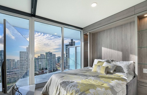 Central Apartment | Capricorn Palace at DT Vancouver