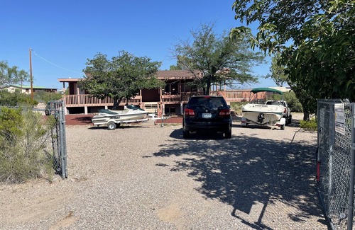 Elephant Butte House | Captain's Quarters: Home on 1/2 acre, pets okay, circle drive, new Trex deck.