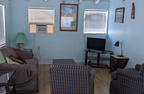 Shoreline Park Cottage | Captain's quarters