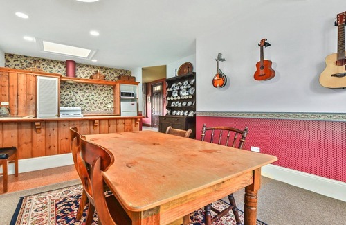 Launceston CBD Cottage | Captain Stirling's Bungalow city fringe locale.