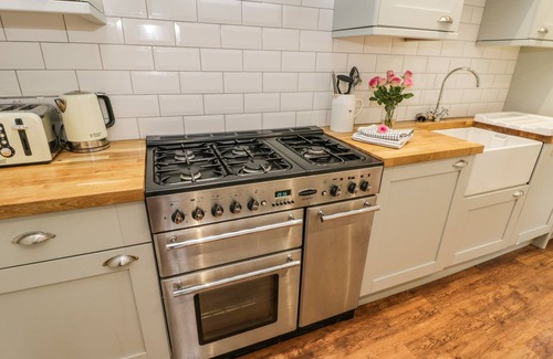 Whitby Cottage | CAPTAINS COTTAGE, pet friendly, character holiday cottage in Whitby
