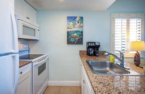 Captiva House | Captiva Resort Villas 3224 Cozy King Condo Steps from the Sand & Pool.