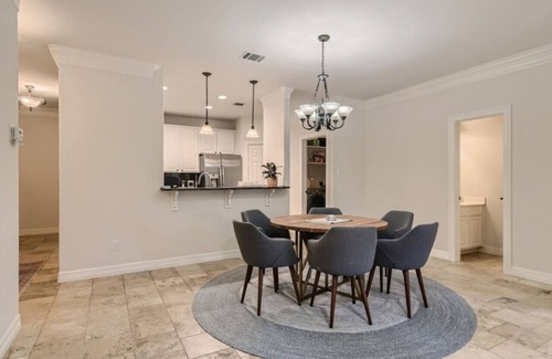 West Campus Apartment | Captivating 4BR Haven with Park View near DT