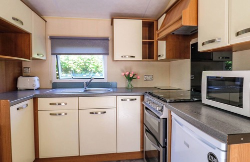 Clacton-on-Sea Cottage | CARAVAN 941, pet friendly, country holiday cottage in Clacton-On-Sea