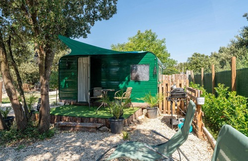 Pernes-les-Fontaines RV Rental | Caravan "Cocoon Insolite" with Private Terrace & Wi-Fi