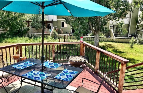 Carbondale House | Carbondale Townhome with A/C, WiFi, and Backyard