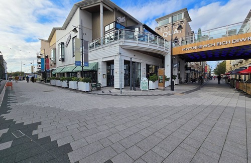 Century Wharf Apartment | Cardiff flat with roof-terrace