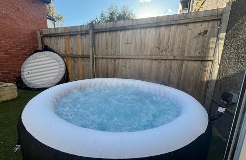 Roath Apartment | Cardiff Hideaway with Private Garden & Hot Tub