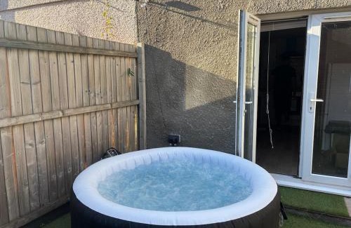 Roath Apartment | Cardiff Hideaway with Private Garden & Hot Tub