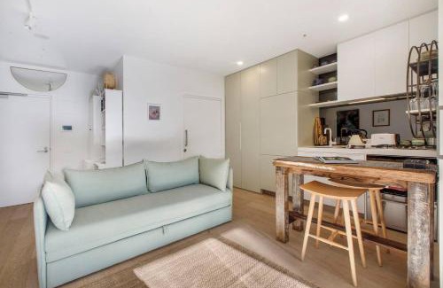 Carlton Apartment | Carlton meets Fitzroy at this Leafy Urban Hideaway