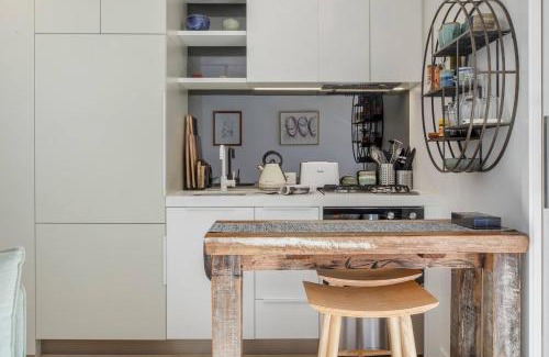 Carlton Apartment | Carlton meets Fitzroy at this Leafy Urban Hideaway