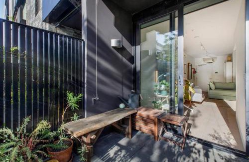 Carlton Apartment | Carlton meets Fitzroy at this Leafy Urban Hideaway