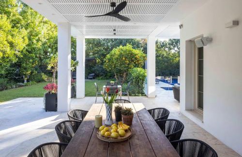 Kfar Shmaryahu Villa | Carmelo Tulip Villa