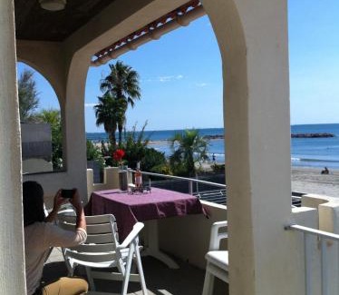 Carnon-Plage Apartment | CARNON PLAGE évasion en bord de mer les pieds dans le sable Logement T4 pour 6 pers Terrasse vue mer Parking privé gratuit Accueil personnalisé