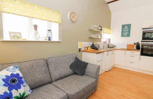 Pentrefelin Cottage | CARREG CENNEN COTTAGE, pet friendly, with a garden in Llandeilo